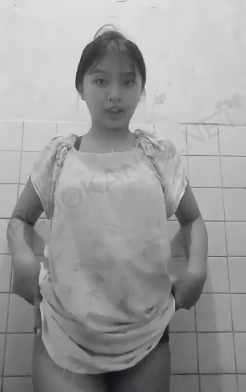 Em sinh viên mới lớn hàng non khoe hàng dâm đãng